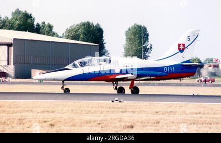 Aeronautica slovacca - Aero L-39C Albatros 0111 / numero 5 (msn 240111), della squadra di esposizione White Albatros, alla RAF Fairford il 22 luglio 1995 per il Royal International Air Tattoo. Foto Stock