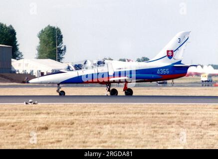 Slovak Air Force - Aero L-39C Albatros 4355 / '3' (msn 834355), del White Albatros display team, alla RAF Fairford il 29 luglio 1994 per il Royal International Air Tattoo. Foto Stock