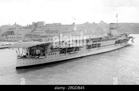 Royal Navy - HMS Glorius, portaerei, all'ancora, in piena espansione. La HMS Glorious fu il secondo dei tre incrociatori da battaglia della classe coraggiosa costruiti per la Royal Navy durante la prima guerra mondiale. Progettati per sostenere il progetto Baltico sostenuto dal primo Lord del mare, Lord Fisher, erano relativamente armati e corazzati. Glorious fu completato alla fine del 1916 e passò la guerra pattugliando il Mare del Nord. Partecipò alla seconda battaglia di Helgoland nel novembre 1917 ed era presente quando la Hochseeflotte tedesca si arrese un anno dopo. Glorious e' stato pagato dopo la guerra, ma Foto Stock