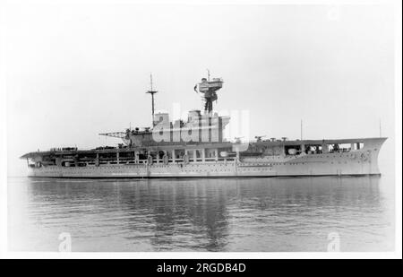 Royal Navy - HMS Eagle 94, una portaerei convertita dalla corazzata classe Almirante Latorre "Almirante Cochrane", ordinata dal Cile, ma mai consegnata. Visto nell'aprile 1933 Foto Stock