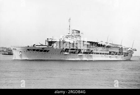 Royal Navy - HMS Glorius, portaerei, all'ancora nel Grand Harbour Valletta. La HMS Glorious fu il secondo dei tre incrociatori da battaglia della classe coraggiosa costruiti per la Royal Navy durante la prima guerra mondiale. Progettati per sostenere il progetto Baltico sostenuto dal primo Lord del mare, Lord Fisher, erano relativamente armati e corazzati. Glorious fu completato alla fine del 1916 e passò la guerra pattugliando il Mare del Nord. Partecipò alla seconda battaglia di Helgoland nel novembre 1917 ed era presente quando la Hochseeflotte tedesca si arrese un anno dopo. Glorious e' stato pagato dopo t Foto Stock
