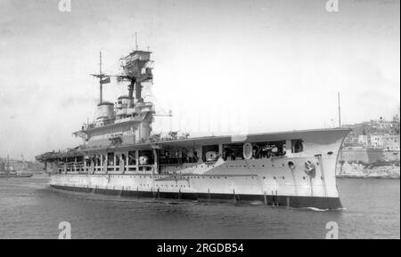 Royal Navy - HMS Eagle 94, una portaerei convertita dalla corazzata classe Almirante Latorre "Almirante Cochrane", ordinata dal Cile, ma mai consegnata. Visto nel 1933, entrando nel Grand Harbour, Valletta. Foto Stock