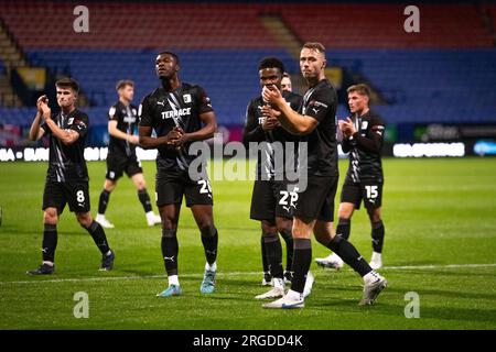 I giocatori del Barrow applaudono i tifosi durante il primo turno della Carabao Cup North tra Bolton Wanderers e Barrow al Toughsheet Community Stadium di Bolton martedì 8 agosto 2023. (Foto: Mike Morese | mi News) crediti: MI News & Sport /Alamy Live News Foto Stock