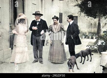 FREDERIC MISTRAL (1830 - 1914), poeta provenzale francese, qui con parenti e cani nel 1906 quando è diventato un monumento nazionale. Foto Stock