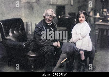 ADOLPHE WILLETTE (1857 - 1926), illustratore francese, fotografato - senza dubbio con un nipote. Foto Stock