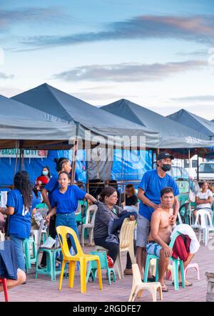 Dumaguete, Isola di Negros, Filippine - gennaio 29 2023: Un modo preferito per rilassarsi e distendersi dallo stress per molti della popolazione di Dumaguete, è di trascorrere un'ora o Foto Stock