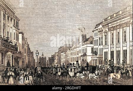 Vista della strada in occasione di un "salotto" al St James's Palace - ospiti illustri che arrivano sui loro pullman. Foto Stock