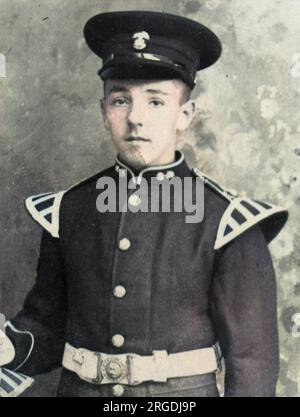 Giovane bandman in uniforme dei Royal Inniskilling Fusiliers, in servizio in Cina nel 1910. Foto Stock