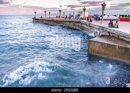 Dumaguete, Isola di Negros, Filippine - 1 febbraio 2023: I filippini e le loro famiglie si rilassano, socializzano e si godono il fresco del tramonto. Foto Stock