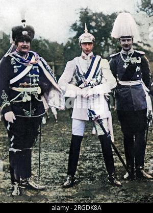 Tre figli del Kaiser Guglielmo II vestiti in uniforme militare completa. Da sinistra, il principe Eitel-Friedrich, il principe ereditario Guglielmo e il principe August-Wilhelm. Descritto come una "bella fotografia" dal Bystander, il trio posò a Potsdam per la foto. Foto Stock