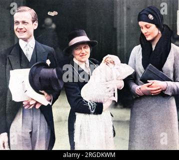 Mr and the Hon. Mrs Bryan Guiness (l'ex Diana Freeman Mitford), nella foto al battesimo del loro figlio maggiore, Jonathan Bryan, a St. Margaret, Westminster. I suoi padrini furono Evelyn Waugh, Randolph Churchill, Peregrine Willoughby, Cecilia Keppel e Miss Rosemary Mitford. Il bambino viene visto trattenuto dalla sua infermiera. Foto Stock