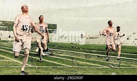 Fine della finale dei 400 metri alle Olimpiadi di Parigi 1924, con Scot, Eric Liddell, che attraversa per primo il traguardo. Liddell è stato reso famoso nel film Chariots of Fire. Foto Stock