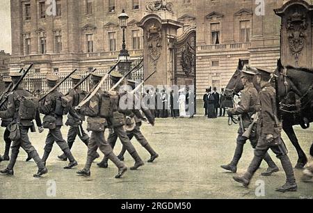 Il 2nd Battalion Grenadier Guards marciava oltre Buckingham Palace, salutato da re Giorgio V, il loro colonnello in capo, e osservato da altri membri della famiglia reale, tra cui la regina Mary, la principessa Mary e il principe di Galles, che si unirono al 1st Battalion of the Grenadiers come secondo tenente il giorno seguente. Foto Stock