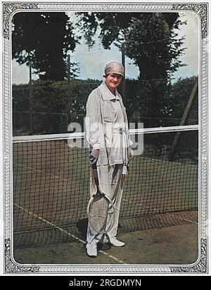 Gertie Millar (1879-1952), attrice popolare di musica e teatro, nella foto, "adatta a tutti i punti come un uomo", in altre parole, indossa un vestito di pigiama di seta fresco e comodo in cui giocare a tennis. All'epoca della fotografia, Gerties stava arrivando alla fine della corsa del popolare 'Bric-a-Brac' al teatro Palace e stava per essere impegnato in una produzione di Charles Cochran al nuovo St. Martin's Theatre nel settembre 1916. Foto Stock