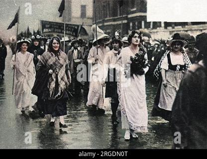 La processione del diritto di servire delle donne mentre passava attraverso Westminster, Londra. La manifestazione, che si è svolta il 17 luglio 1915, è stata organizzata per chiedere alle donne il diritto di condividere munizioni e altri lavori bellici.Irlanda, Scozia, Inghilterra e Galles sono raffigurate qui da quattro donne come parte della processione. Foto Stock