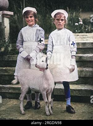 Le figlie del generale e di Lady Haig - Alexandra e Victoria vestite con abiti in miniatura della Croce Rossa durante la prima guerra mondiale e posero con una capra. Foto Stock