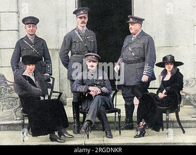 Una foto di gruppo scattata al castello di Powerscourt, Enniskerry, Co. Wicklow in Irlanda, sede di Lord e Lady Powerscourt durante una recente visita di re Manuele del Portogallo in occasione di un'ispezione della Croce Rossa. Da sinistra a destra, fila posteriore - Colonnello Hill, A.D.C, Lord Powerscourt e Lord Donoughmore. Prima fila - Lady Powerscourt, King Manuel e Lady Decies. Foto Stock