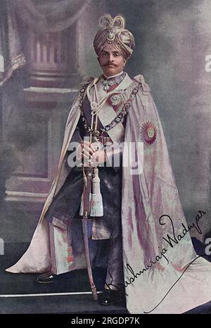 Krishna Raja Wadiyar IV GCSI, GBE (4 giugno 1884 – 3 agosto 1940, Palazzo di Bangalore), noto anche come Nalwadi Krishna Raja Wadiyar, maharaja regnante dello stato principesco di Mysore dal 1902 fino alla sua morte nel 1940. È considerato uno dei governanti più celebri tra gli stati indiani quando l'India era ancora sotto il dominio britannico. Al momento della sua morte, era anche uno degli uomini più ricchi del mondo, con una fortuna personale stimata nel 1940 per un valore di 400 milioni di dollari, equivalenti a 56 miliardi di dollari a prezzi del 2010. Nella foto The Sketch dopo aver donato cinquanta lakh di Foto Stock