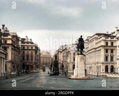 Guardando Lower Regent Street, dalla scalinata del Duca di York, Carlton House Terrace, Londra, Inghilterra. Foto Stock