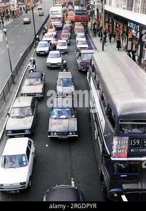 Autobus e auto in un ingorgo stradale a sud di Londra, nei giorni precedenti l'introduzione della corsia degli autobus e della tassa di congestione. Foto Stock