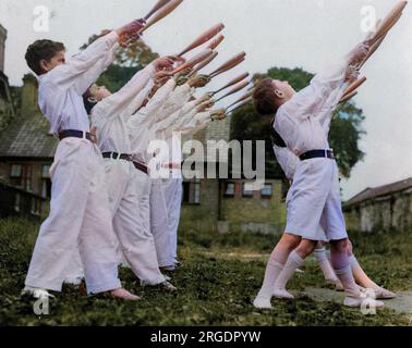 Questi assi oscillanti sono ragazzi del Woodstock College nel nord di Londra, in Inghilterra, che si allenano per la loro esposizione annuale di ginnastica. Foto Stock