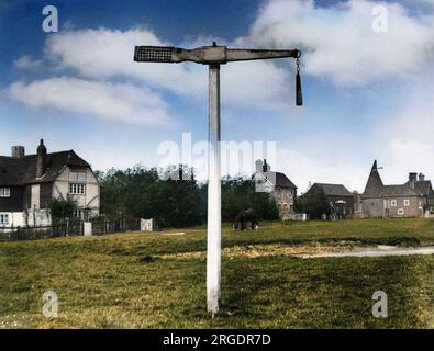 L'ultimo QUINTAIN sopravvissuto sul verde del villaggio di Offham, Kent, Inghilterra. Inclinare la quintain era un gioco giocato a cavallo, con lance puntate verso l'estremità perforata Foto Stock