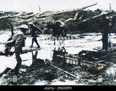 Attraversamento del canale Yser presso il quartier generale della Guardia irlandese durante l'attacco al fronte occidentale in Belgio durante la prima guerra mondiale, il 31 luglio 1917 Foto Stock