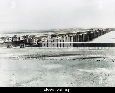 Assiut o Asyut Barrage sul fiume Nilo in Egitto: Vista generale a monte che mostra la serratura. Foto Stock