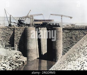 L'entrata a monte delle chiuse sulla vecchia o bassa diga di Assuan, completata nel 1902. Foto Stock