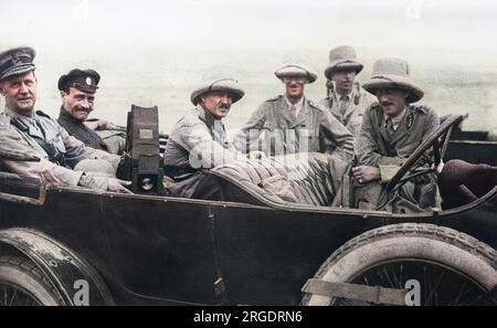 Il maggiore generale Lionel Charles Dunsterville (1865-1946) e lo staff, con un brigadiere armeno, a Baku, Azerbaigian. Era al comando di una missione britannica nota come Dunsterforce che fu inviata da Baghdad per consigliare e assistere gli armeni a Baku, verso la fine della prima guerra mondiale. Foto Stock