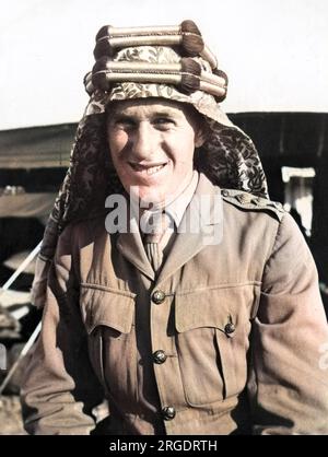 Tenente colonnello Thomas Edward Lawrence (alias Lawrence d'Arabia, 1888-1935), ufficiale dell'esercito britannico meglio conosciuto per il suo ruolo di collegamento durante la rivolta araba contro il dominio turco ottomano del 1916-1918. Qui puoi vedere giacca militare, camicia e cravatta con copricapo arabo a motivi geometrici. Foto Stock