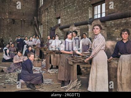 Un gruppo di operai, per lo più donne, all'interno di una fabbrica - era WW1. Foto Stock