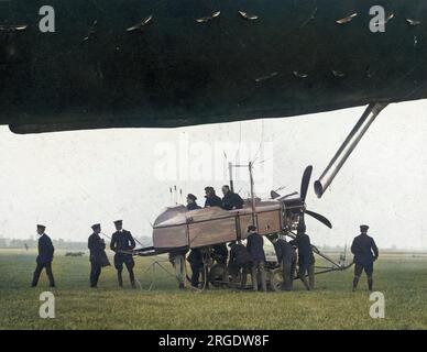 Inizialmente dirigibile britannico, visto qui a terra, con equipaggio. Foto Stock