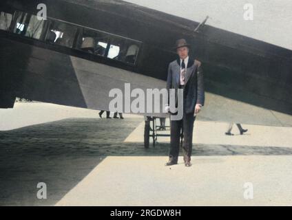 Un uomo elegantemente vestito in piedi di fronte a un aereo, probabilmente un biplano gestito dalla compagnia aerea francese, Air Union. Voli operati tra l'aeroporto Croydon nel Regno Unito e l'aeroporto le Bourget di Parigi, tra il 1923 e il 1933. Foto Stock