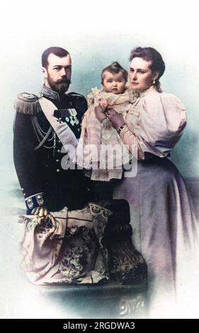 Lo zar Nicola II di Russia in abito formale con la moglie Alexandra Feodorovna e la loro prima figlia Olga Nikolaevna. Foto Stock