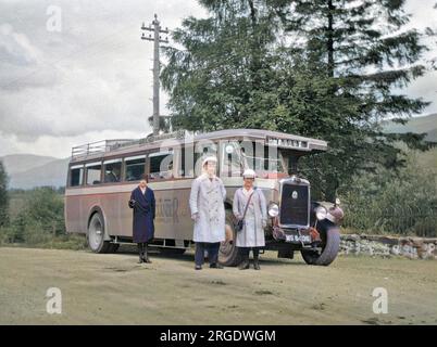 Un autobus da Glasgow a Oban, con equipaggio e passeggeri, su una strada di campagna da qualche parte in Scozia. Foto Stock