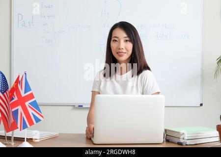 Insegnante di inglese che tiene lezioni di grammatica online in classe Foto Stock