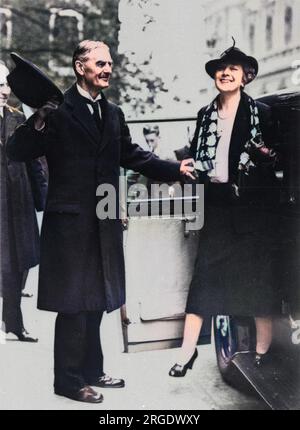 Neville Chamberlain aiuta sua moglie ad uscire dall'auto. Primo Ministro britannico. Foto Stock