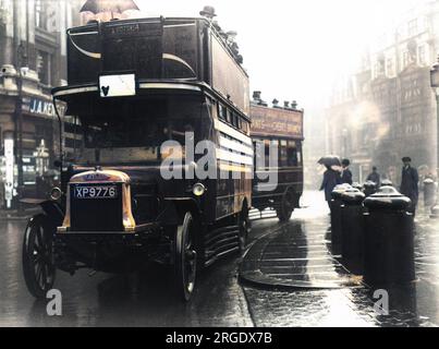 Un Omnibus di Londra diretto a Victoria. Trasporto in vecchio stile. Foto Stock