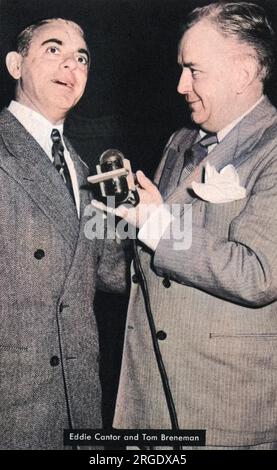 Tom Breneman (1901-1948) Talking to Eddie Cantor (1892-1964) (interprete, comico, ballerino, cantante, attore e cantautore americano) durante il suo popolare programma radiofonico "Breakfast in Hollywood". Foto Stock