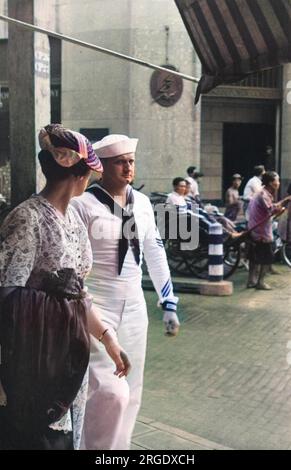 Una scena di strada nell'International Settlement, Shanghai. Le parti circostanti di Shanghai erano state occupate dai giapponesi nel 1937, e presero il controllo dell'insediamento internazionale nel dicembre 1941 a seguito dell'attacco a Pearl Harbour. Foto Stock