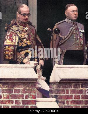 Il re preside della Giarrettiera alle armi del College of Arms, Sir George Bellew, proclamò la data dell'incoronazione della regina Elisabetta II come 2 giugno 1953 a Stable Yard, St. James's Palace. Alla sua sinistra si trovano Bernard Marmaduke Howard, XVI duca di Norfolk e conte maresciallo, che era responsabile dell'organizzazione di tutti gli aspetti pratici dell'incoronazione. Foto Stock