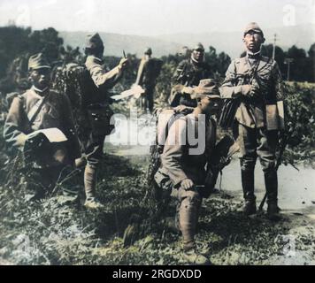 Principe Chichibu (sulla destra), fratello minore dell'imperatore Hirohito del Giappone. È raffigurato mentre era in esercitazioni militari nel distretto di Kokkaido come maggiore del 31° reggimento di fanteria di Hirosaki Foto Stock