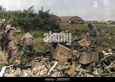 Una scena all'aeroporto di Mukden durante la resa giapponese alle truppe sovietiche in seguito alla loro invasione della Manciuria, nella Cina settentrionale. Le truppe giapponesi raccolgono armi e munizioni per la resa. Foto Stock