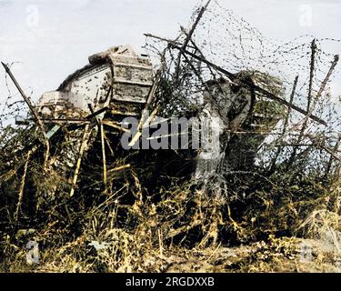 Un carro armato britannico in azione sul fronte occidentale in Francia durante la prima guerra mondiale. Foto Stock