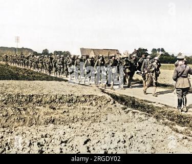 Le truppe americane marciavano lungo una strada sul fronte occidentale in Francia durante la prima guerra mondiale. Foto Stock