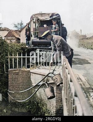 Purificazione dell'acqua fluviale per il consumo delle truppe britanniche sul fronte occidentale in Francia durante la prima guerra mondiale. I veleni vengono rimossi, l'acqua viene sterilizzata e tenuta in una cisterna di tela. Abbassare i tubi in un fiume. Foto Stock