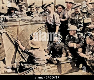 I soldati alleati si rilassano con rinfreschi e musica da un pianoforte sul fronte occidentale in Francia durante la prima guerra mondiale. Foto Stock