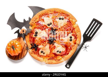 Gustosa pizza per festeggiare Halloween su sfondo bianco Foto Stock