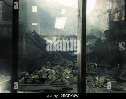 Un edificio in fiamme a Bapaume, in Francia, sul fronte occidentale durante la prima guerra mondiale, preso subito dopo che la città fu conquistata dagli inglesi. Foto Stock